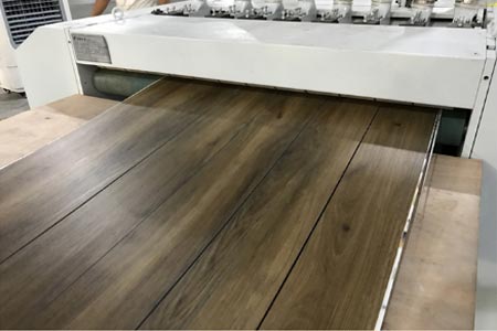 Pembuatan Lantai Vinyl Plank
